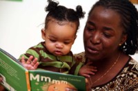 Moeder en baby lezen samen een prentenboek.
