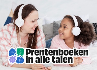 Vrouw en meisje liggen op bed met een koptelefoon op. Logo Prentenboeken in alle talen.