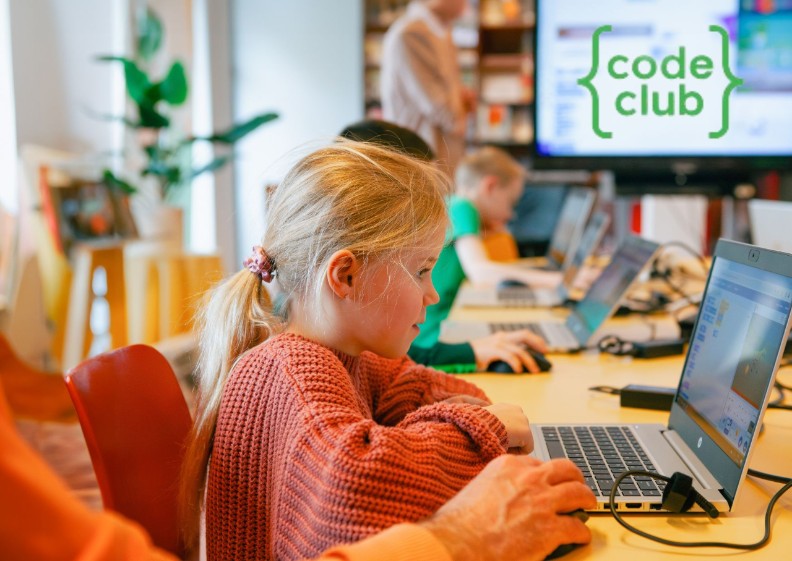 Een jongen kijkt naar zijn laptop tijdens de CoderDojo