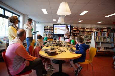 Groep kinderen bij de Code Club in de bibliotheek