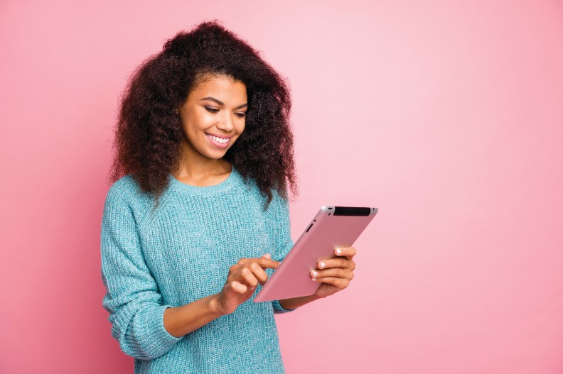 Man en vrouw met tablet in handen